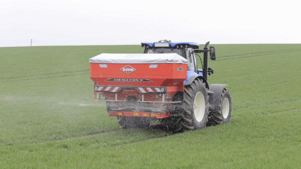 A moutend fertiliser spreaders AXIS at work