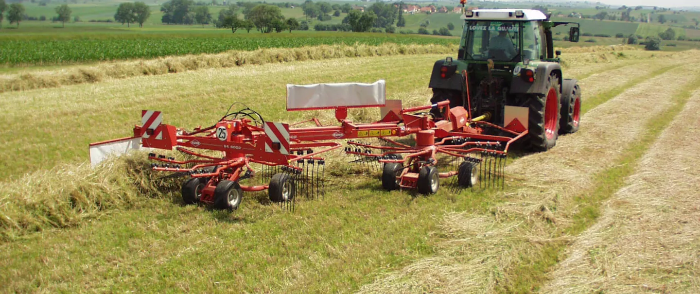 Twin-rotor rakes GA 1002 | KUHN farm machinery